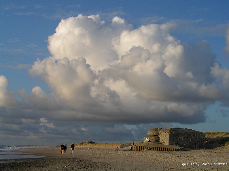 Wolke ber einem Bunker